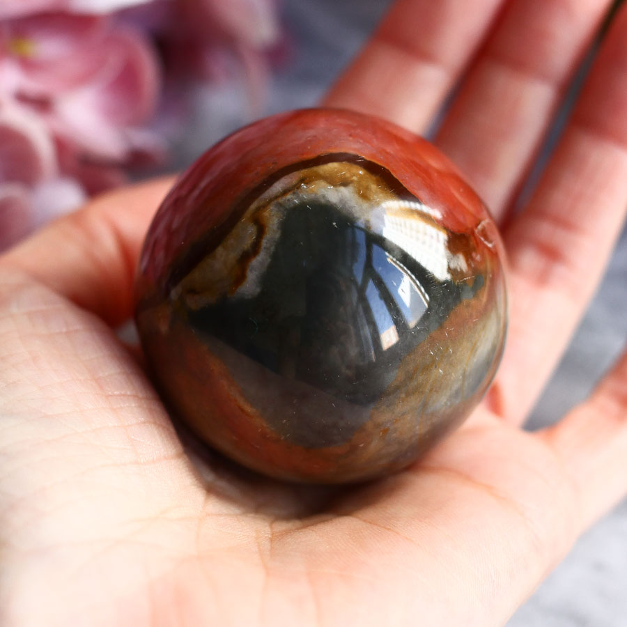 Полихромная яшма в форме шара
