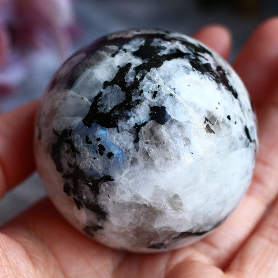 Лунный камень (плагиоклаз) в форме шара