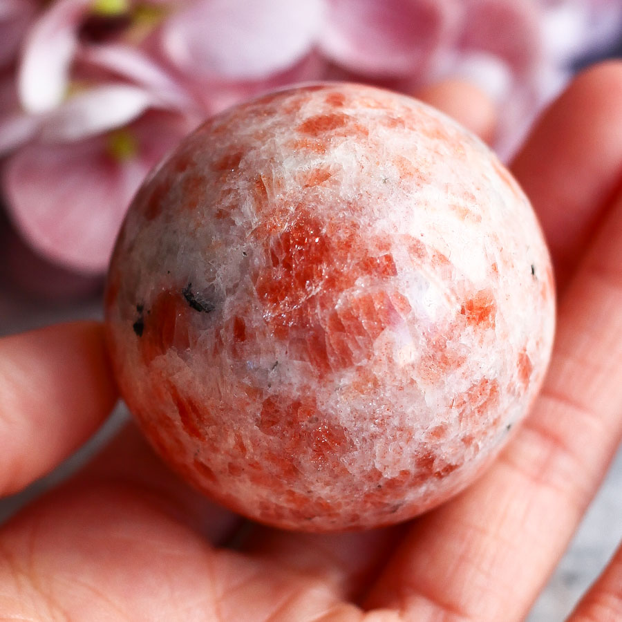 Солнечный камень (гелиолит) в форме шара