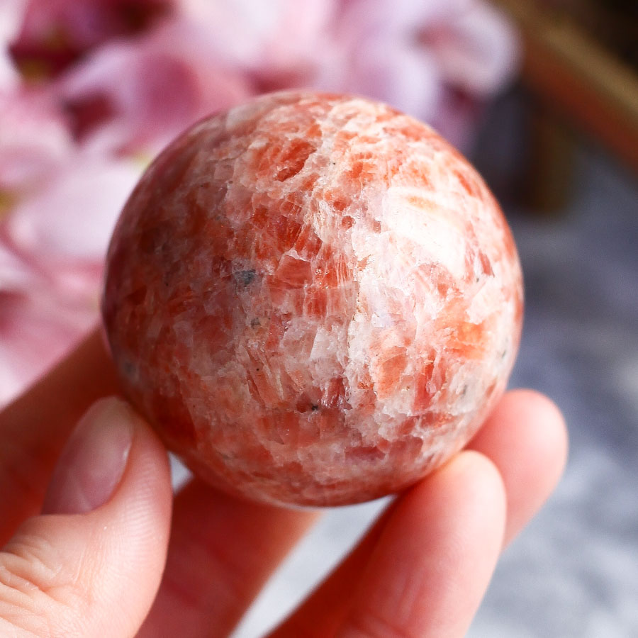 Солнечный камень (гелиолит) в форме шара