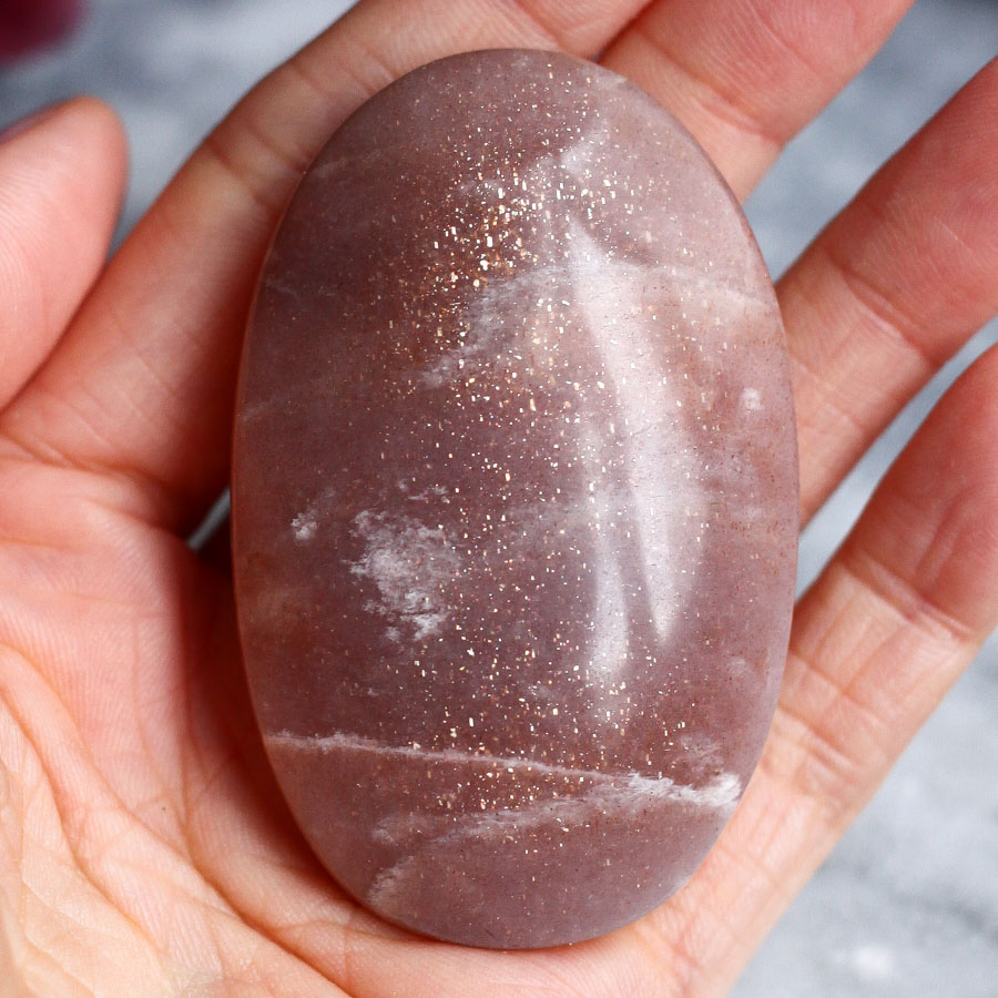 Персиковый солнечно-лунный камень в форме гальки