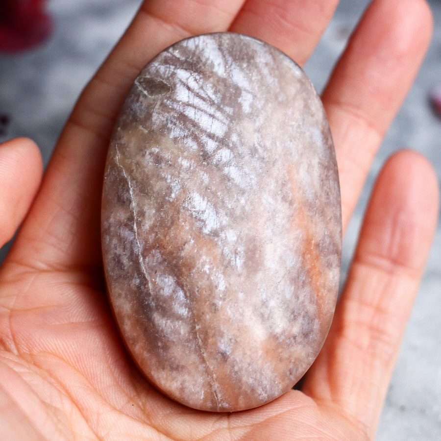 Персиковый солнечно-лунный камень в форме гальки
