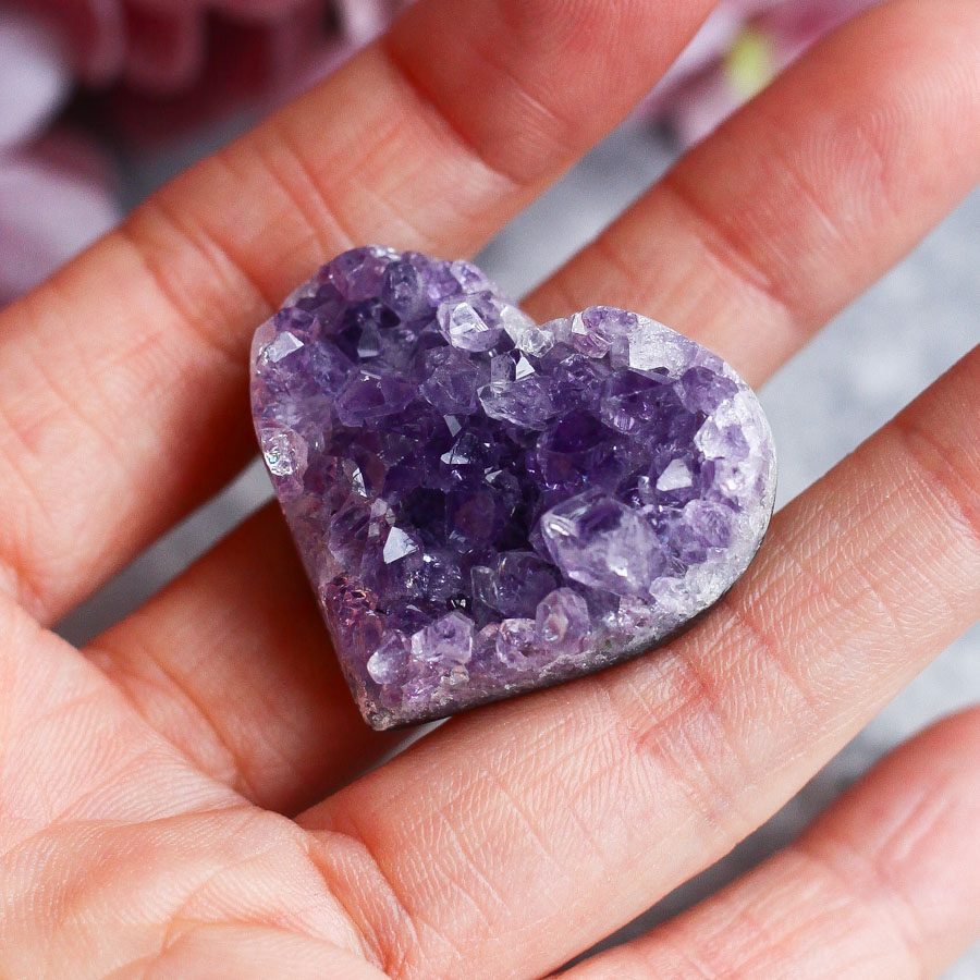 Друза аметиста в форме сердца