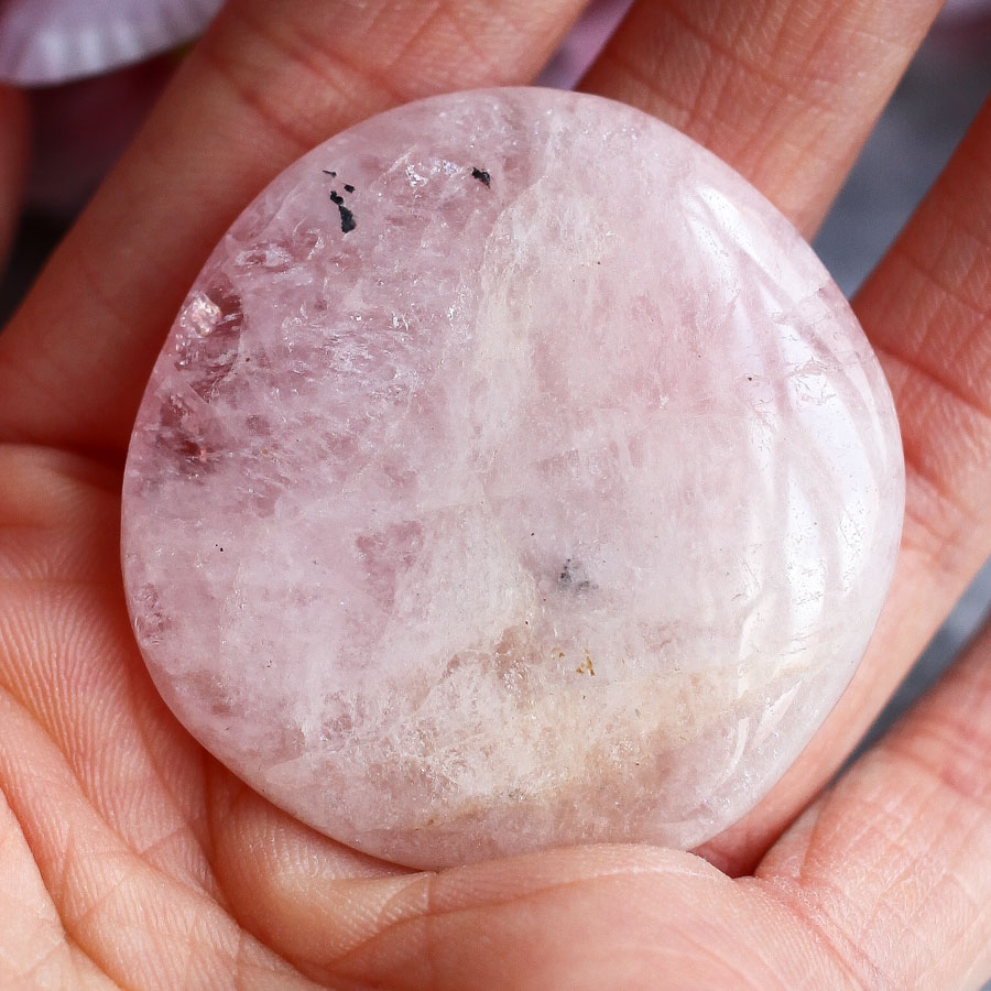 Морганит (розовый берилл) в форме гальки