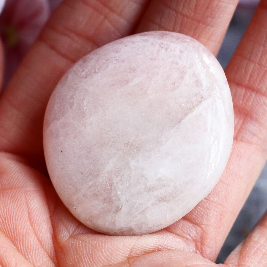 Морганит (розовый берилл) в форме гальки