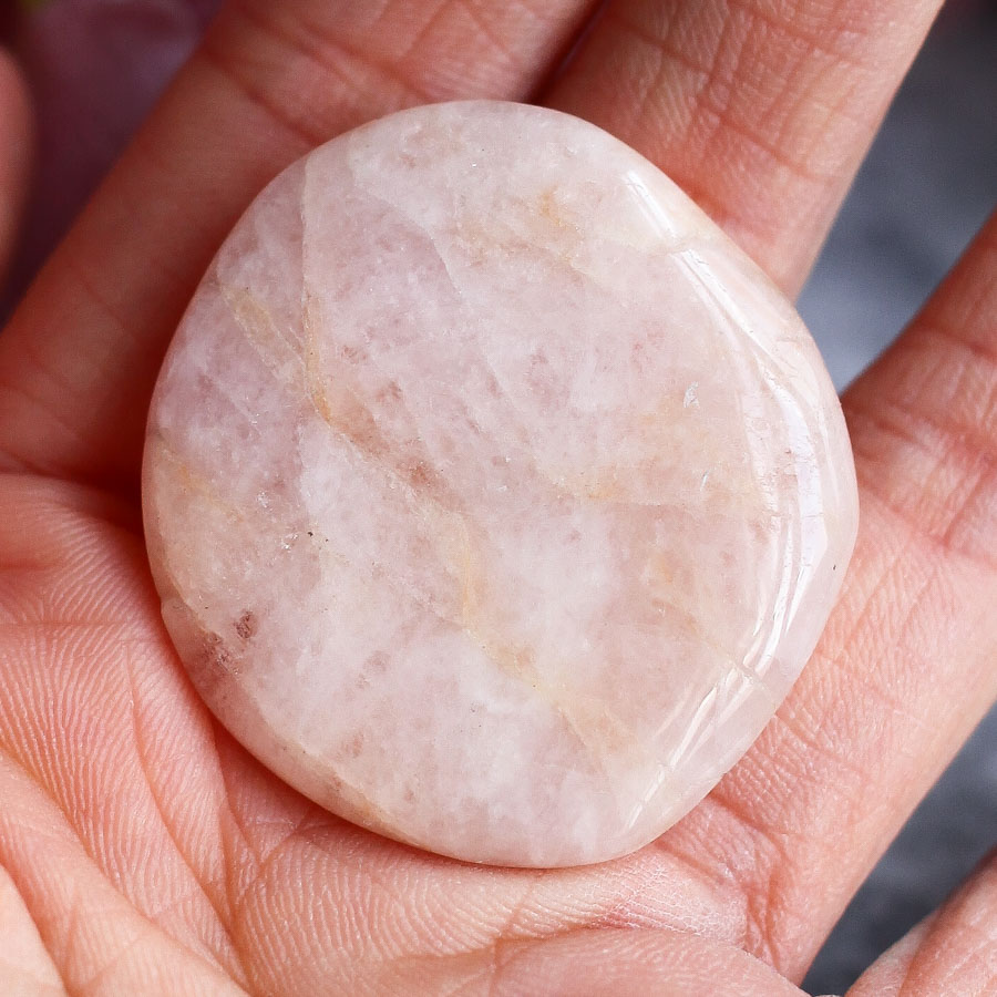 Морганит (розовый берилл) в форме гальки