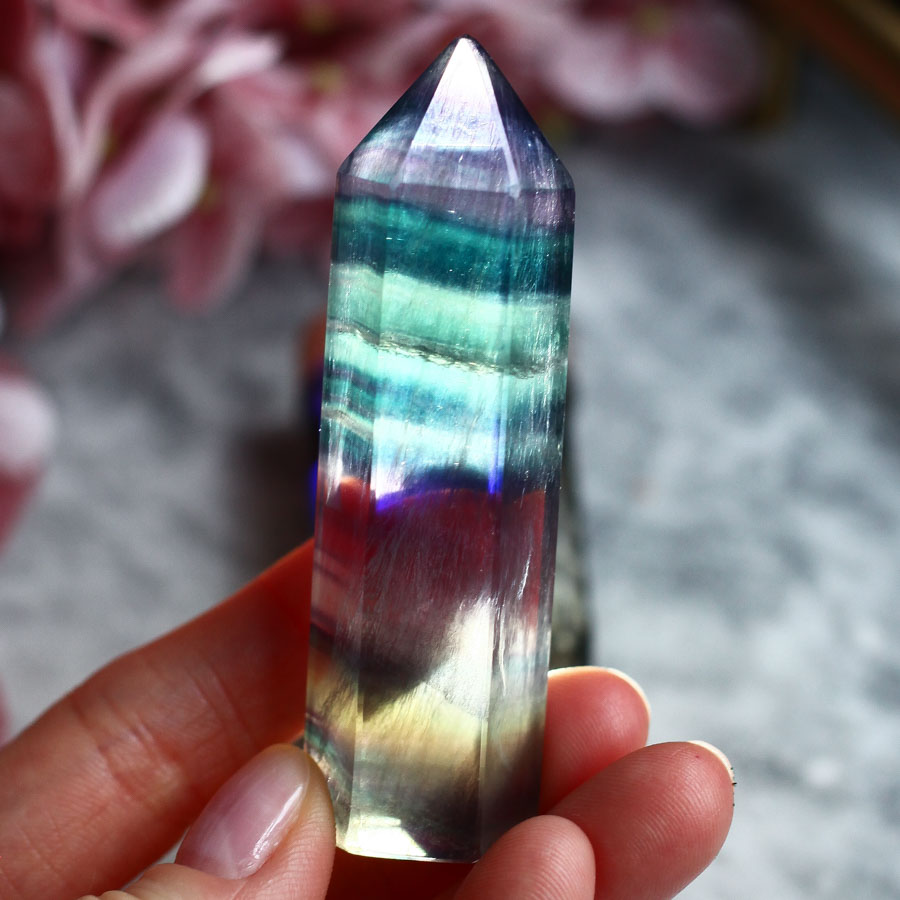 Флюорит в форме кристалла-генератора