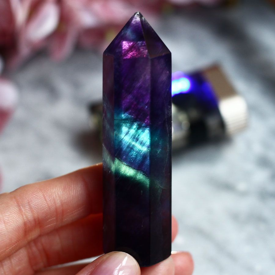 Флюорит в форме кристалла-генератора