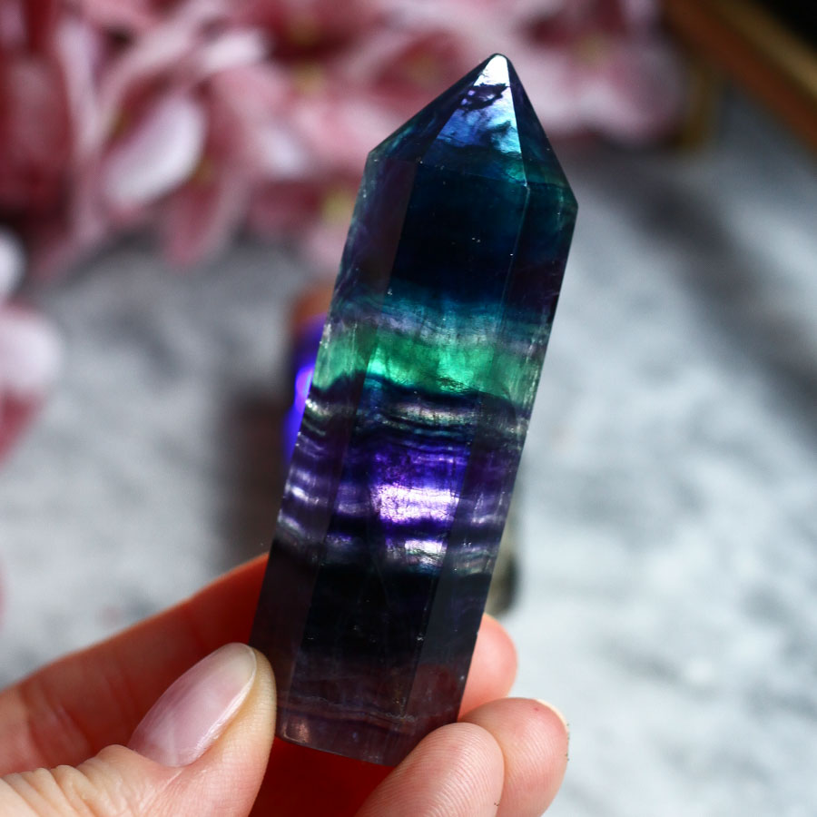 Флюорит в форме кристалла-генератора