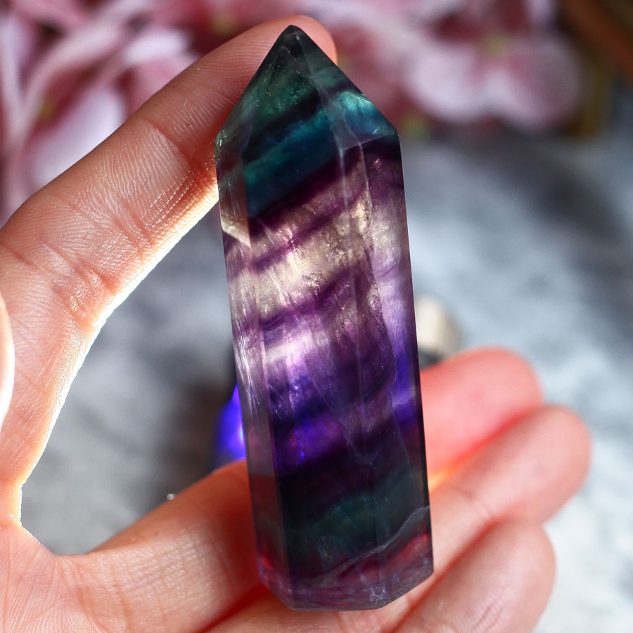 Флюорит в форме кристалла-генератора