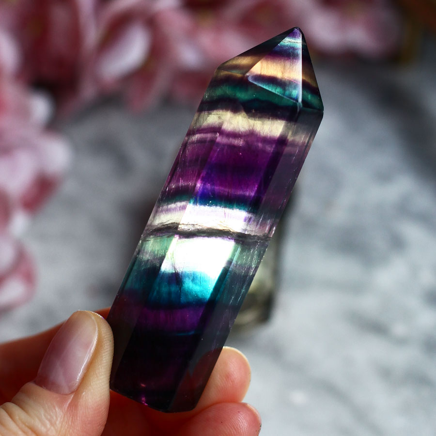 Флюорит в форме кристалла-генератора