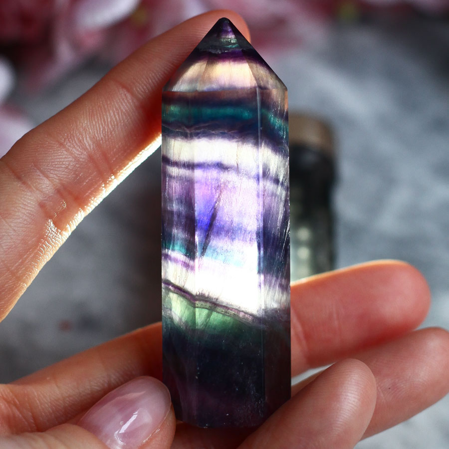 Флюорит в форме кристалла-генератора