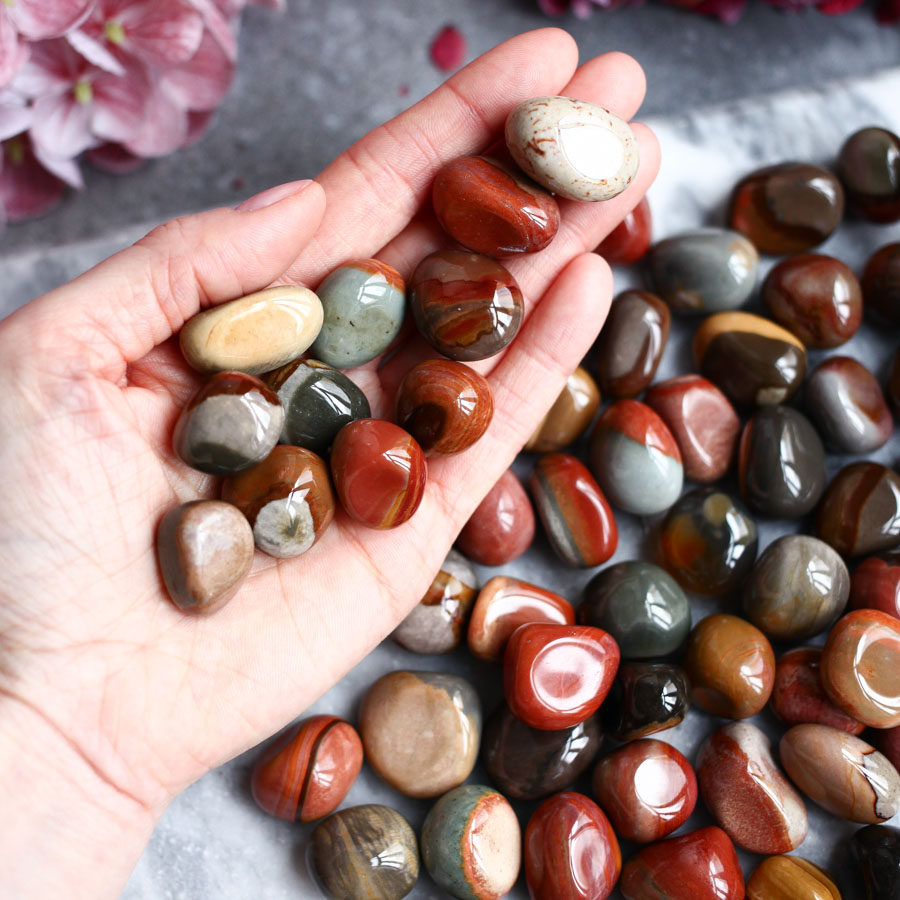 Галтовка полихромной яшмы