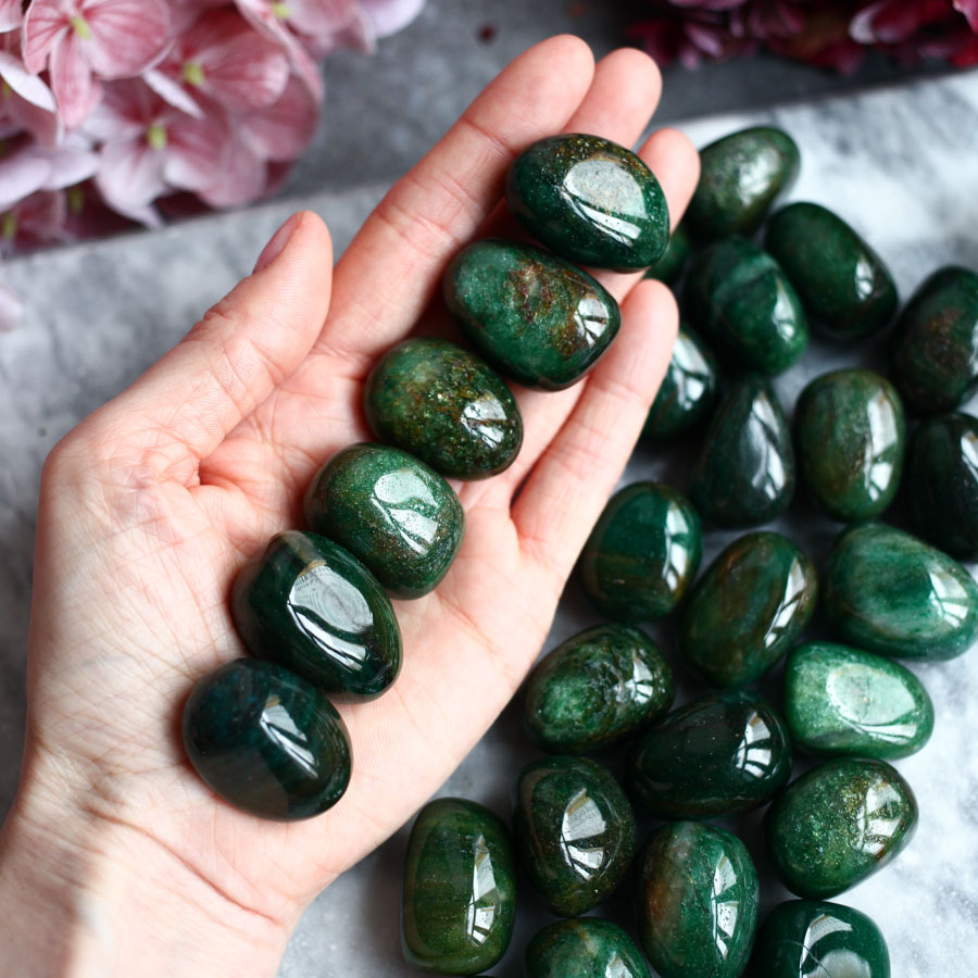 Галтовка зеленого авантюрина (кварц с фукситом)