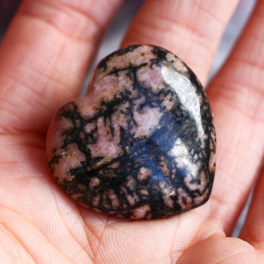 Родонит в форме сердца