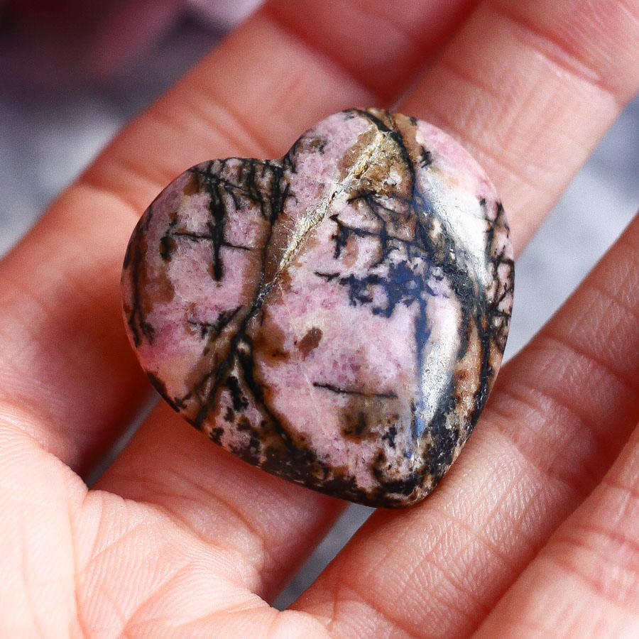Родонит в форме сердца