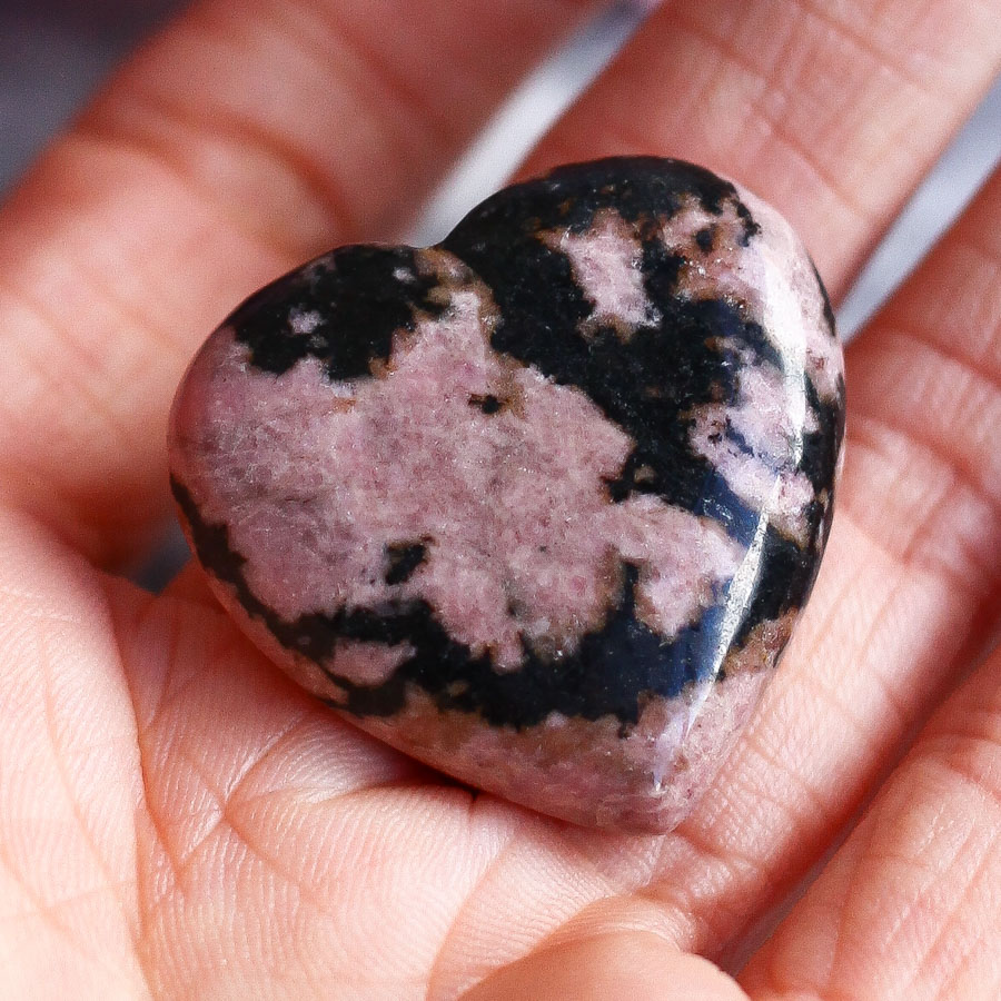 Родонит в форме сердца