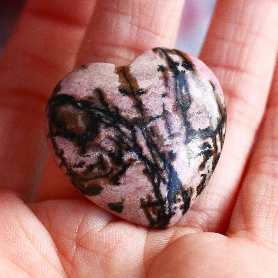 Родонит в форме сердца