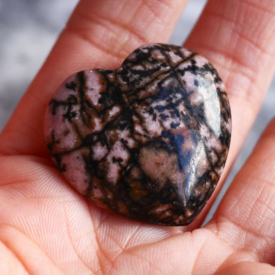 Родонит в форме сердца