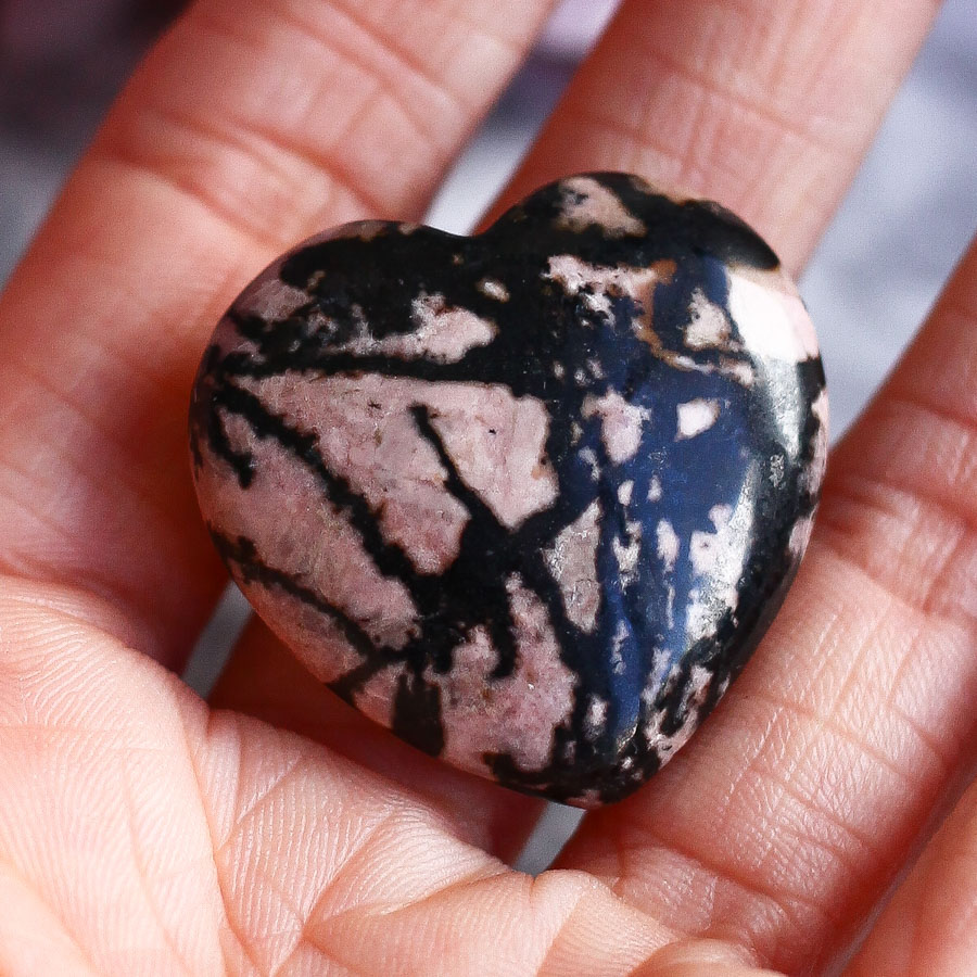 Родонит в форме сердца