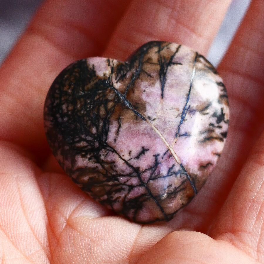 Родонит в форме сердца