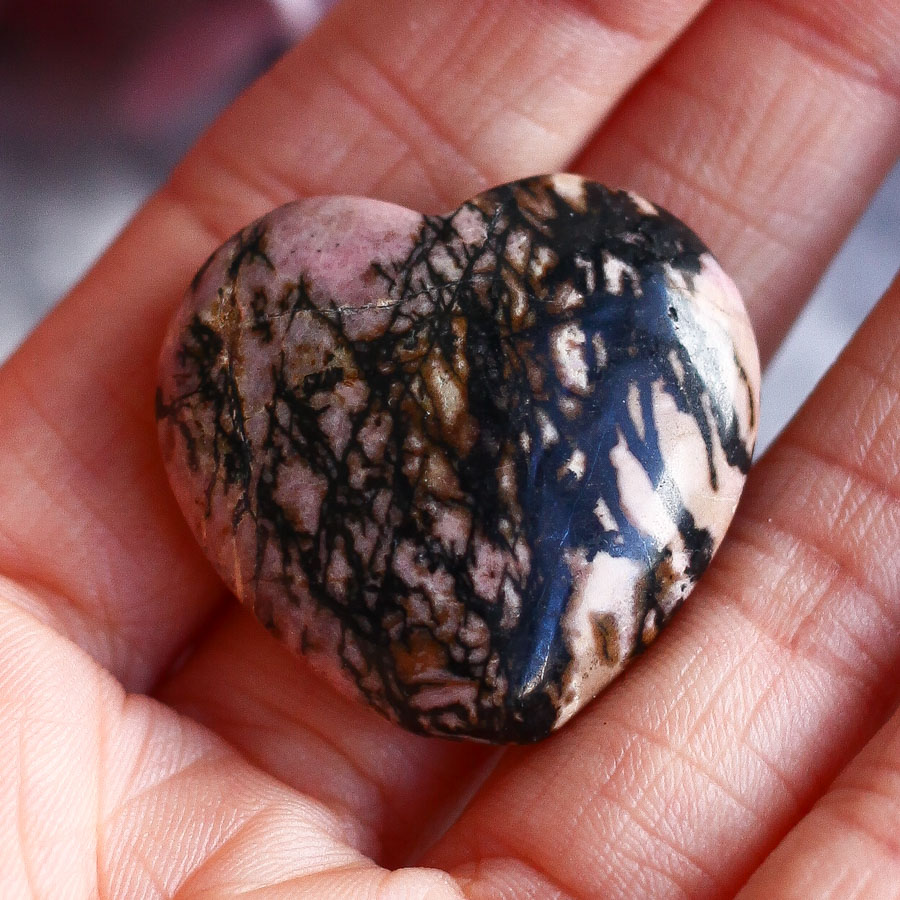 Родонит в форме сердца