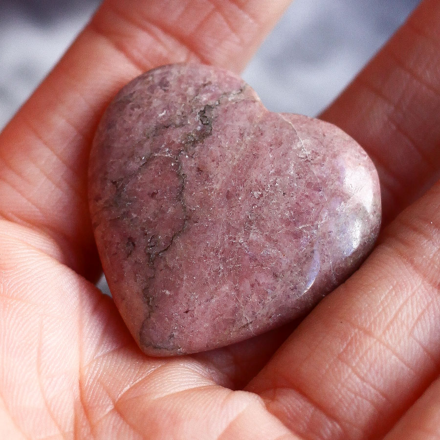 Родонит в форме сердца