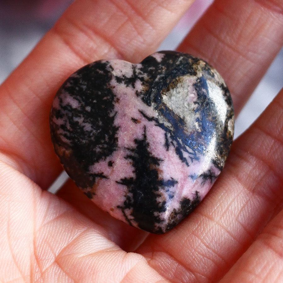 Родонит в форме сердца