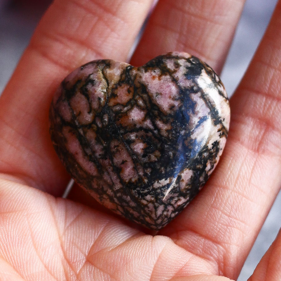 Родонит в форме сердца