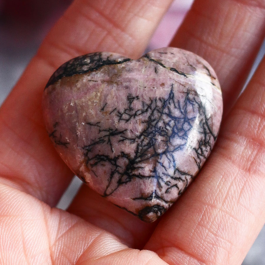 Родонит в форме сердца