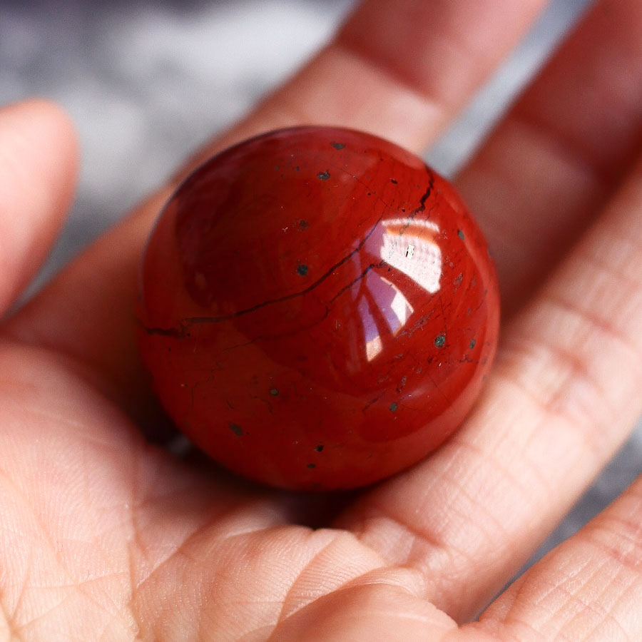 Красная яшма в форме шара