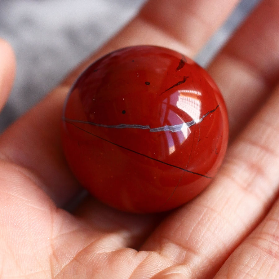 Красная яшма в форме шара