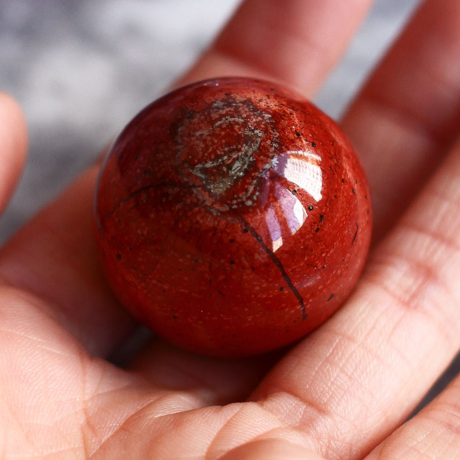 Красная яшма в форме шара