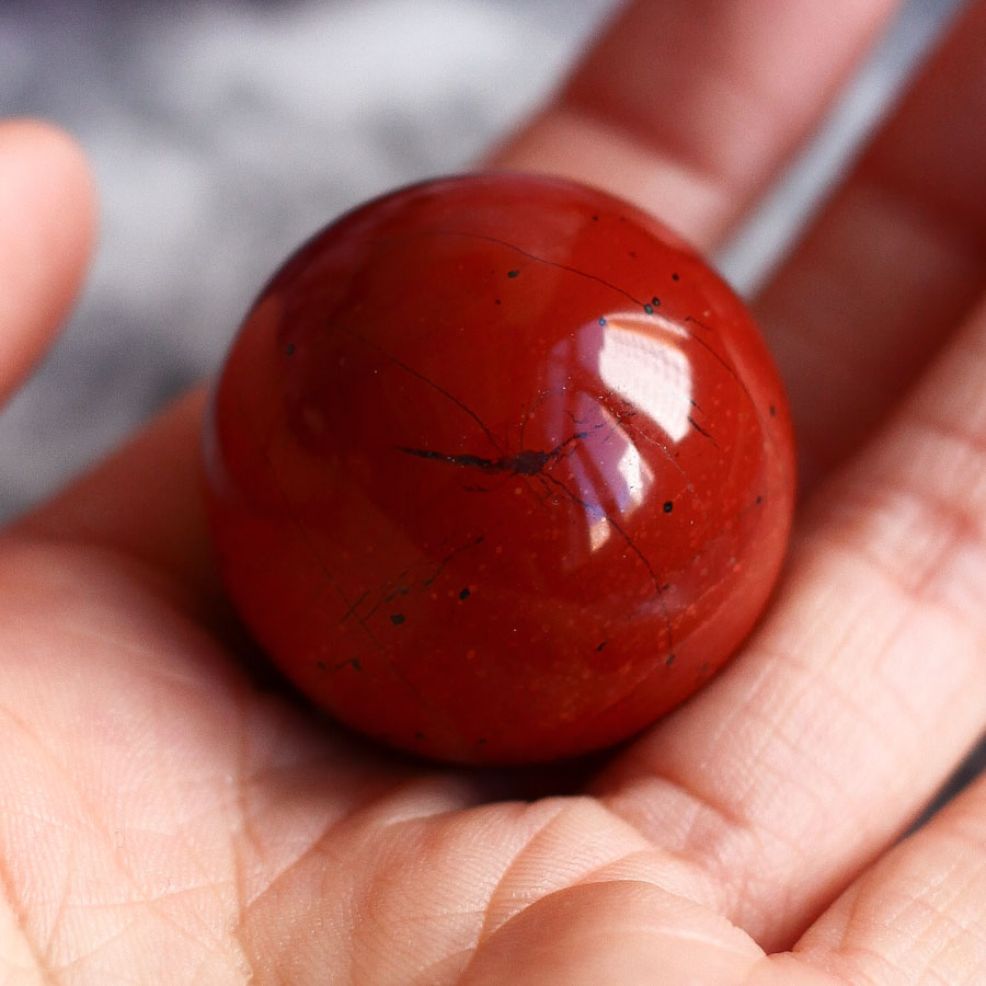 Красная яшма в форме шара