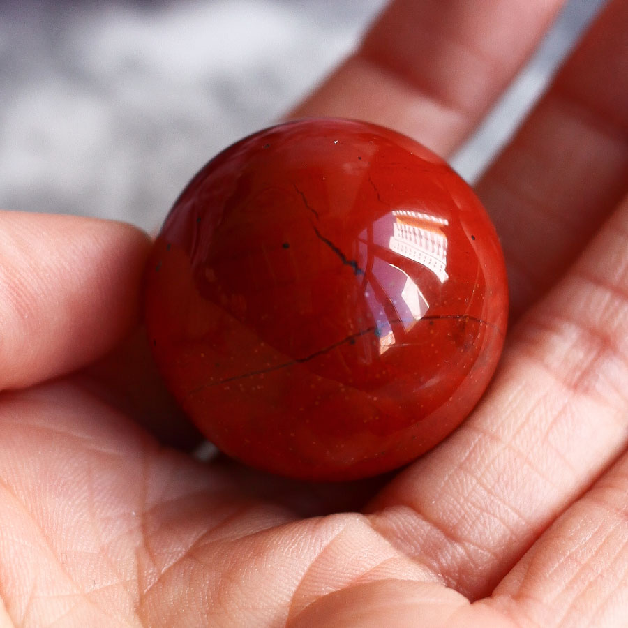 Красная яшма в форме шара