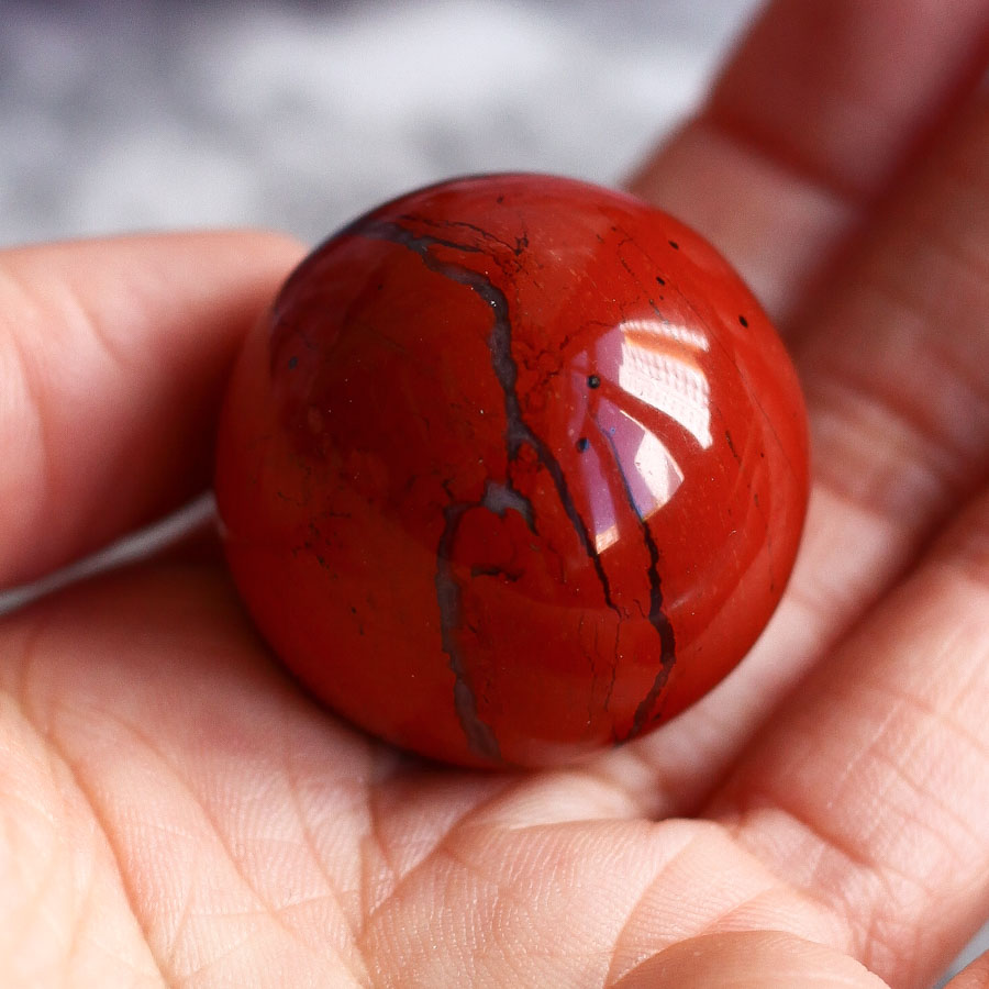Красная яшма в форме шара