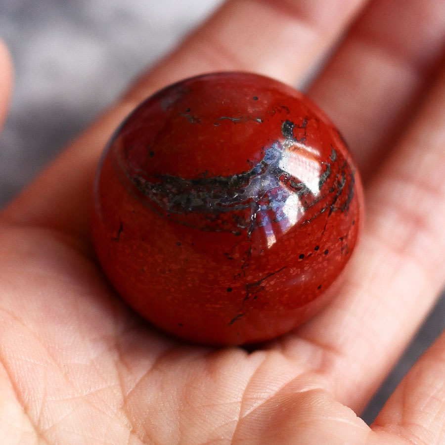 Красная яшма в форме шара