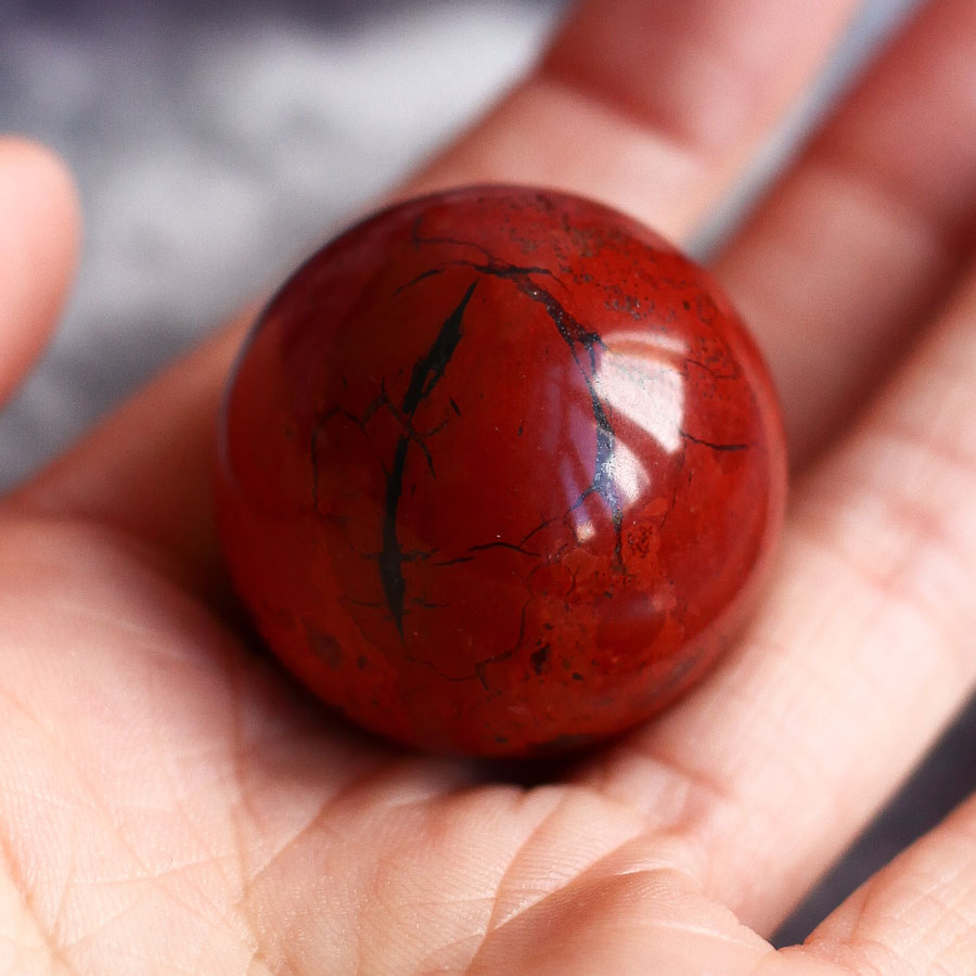 Красная яшма в форме шара