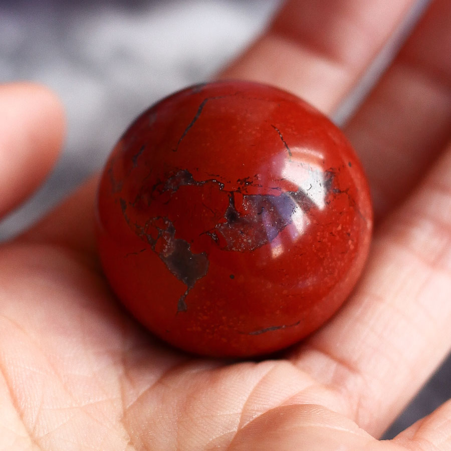 Красная яшма в форме шара
