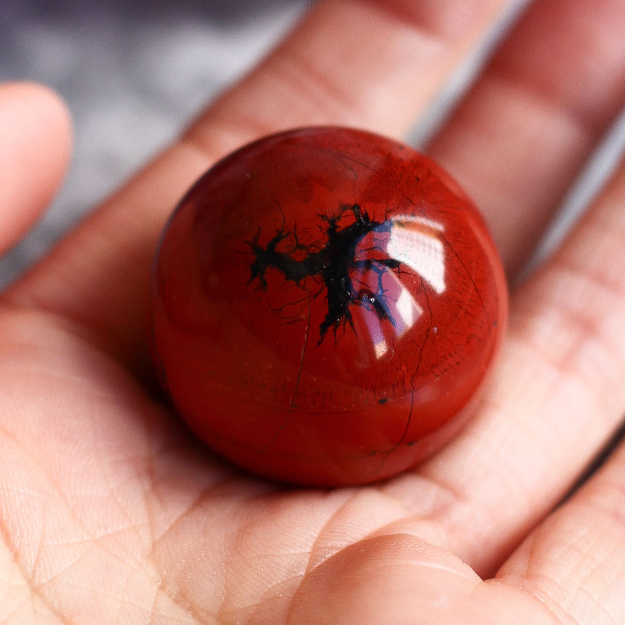 Красная яшма в форме шара