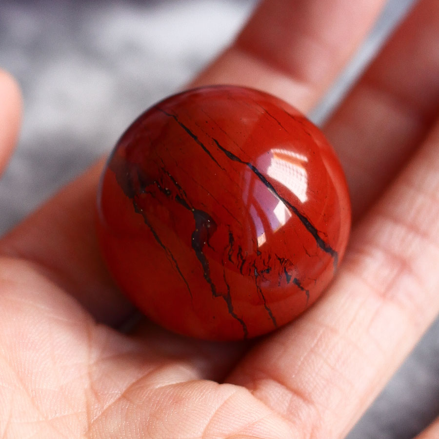 Красная яшма в форме шара