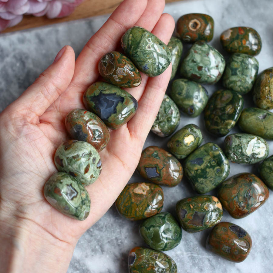 Галтовка австралийский риолита ("яшма тропического леса", Rainforest Jasper)