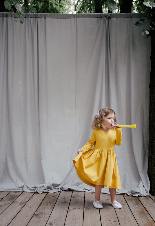 Платье пряная горчица с пышной юбкой и асимметричным подолом