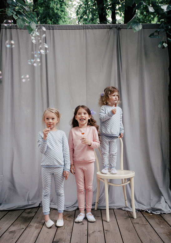 Леггинсы в малиновую точку