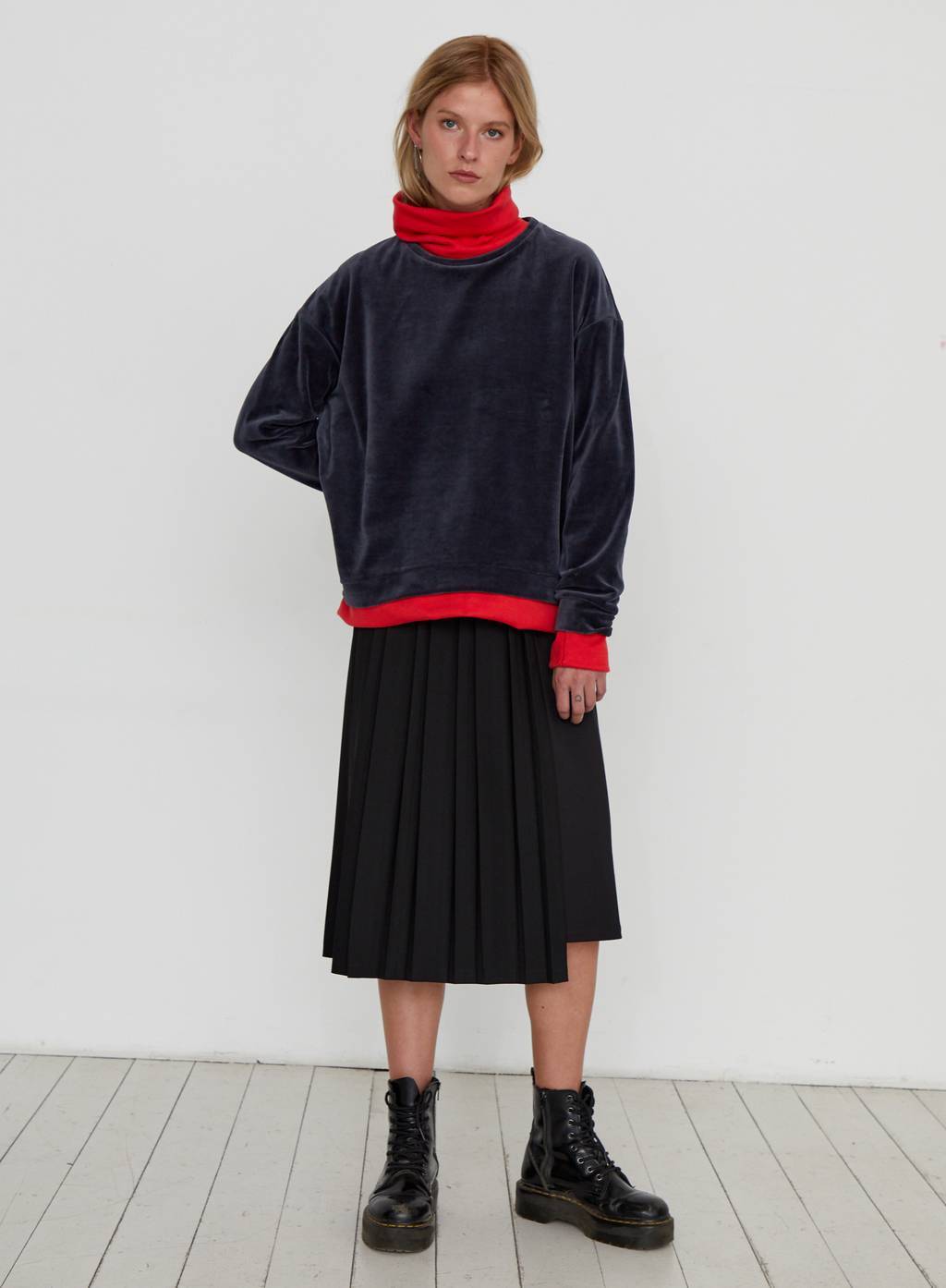 Чёрная юбка с плиссированной вставкой