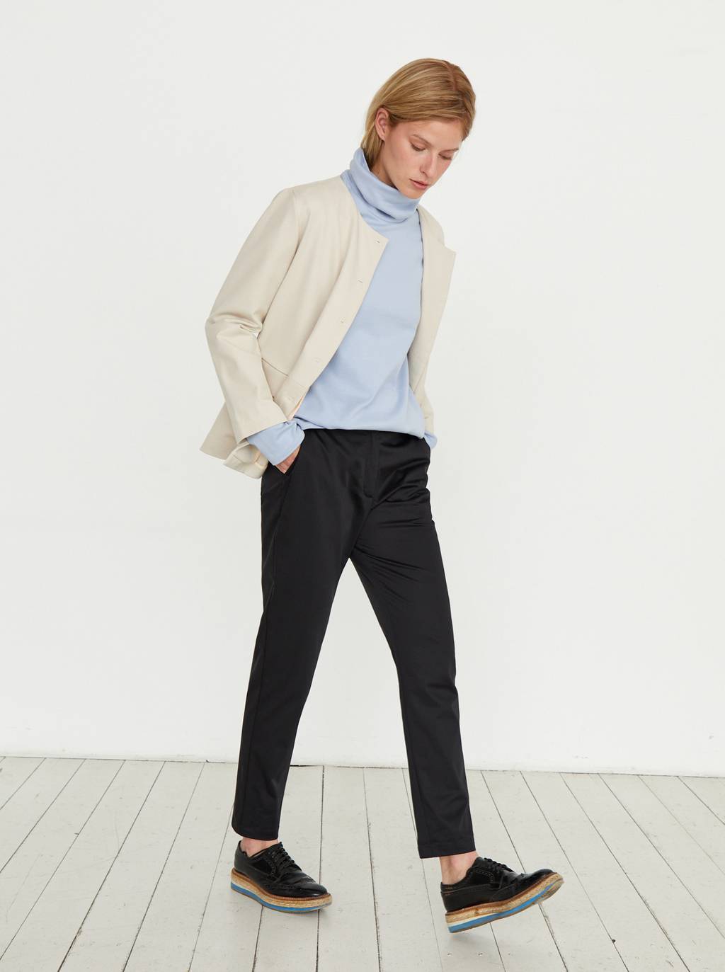 Чёрные брюки с глянцевой фактурой