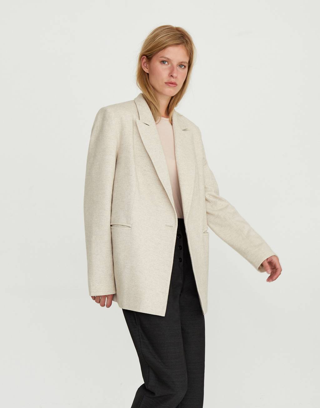 Двубортный жакет в ёлочку молочный