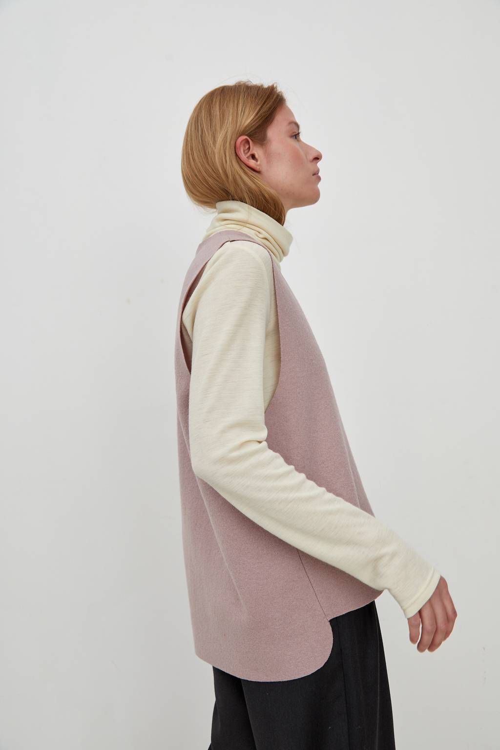 Жилет из шерсти пыльно-розовый c вышивкой