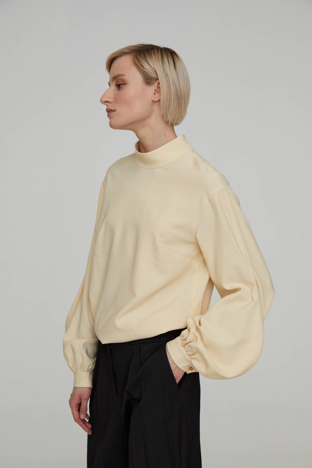 Бежевая блузка со стойкой