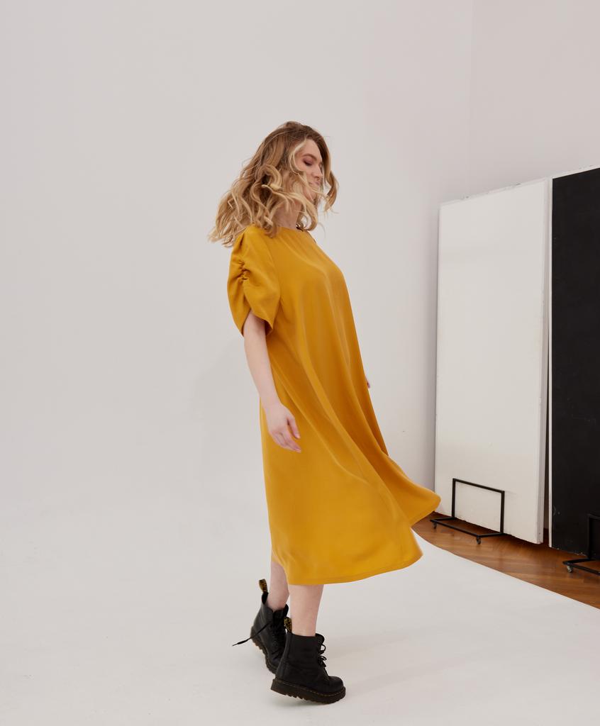 Платье из тенсела цвета горчицы